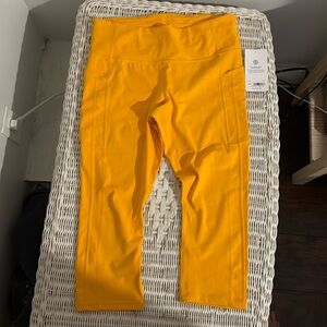 NWT‎ Athleta yellow capri leggings